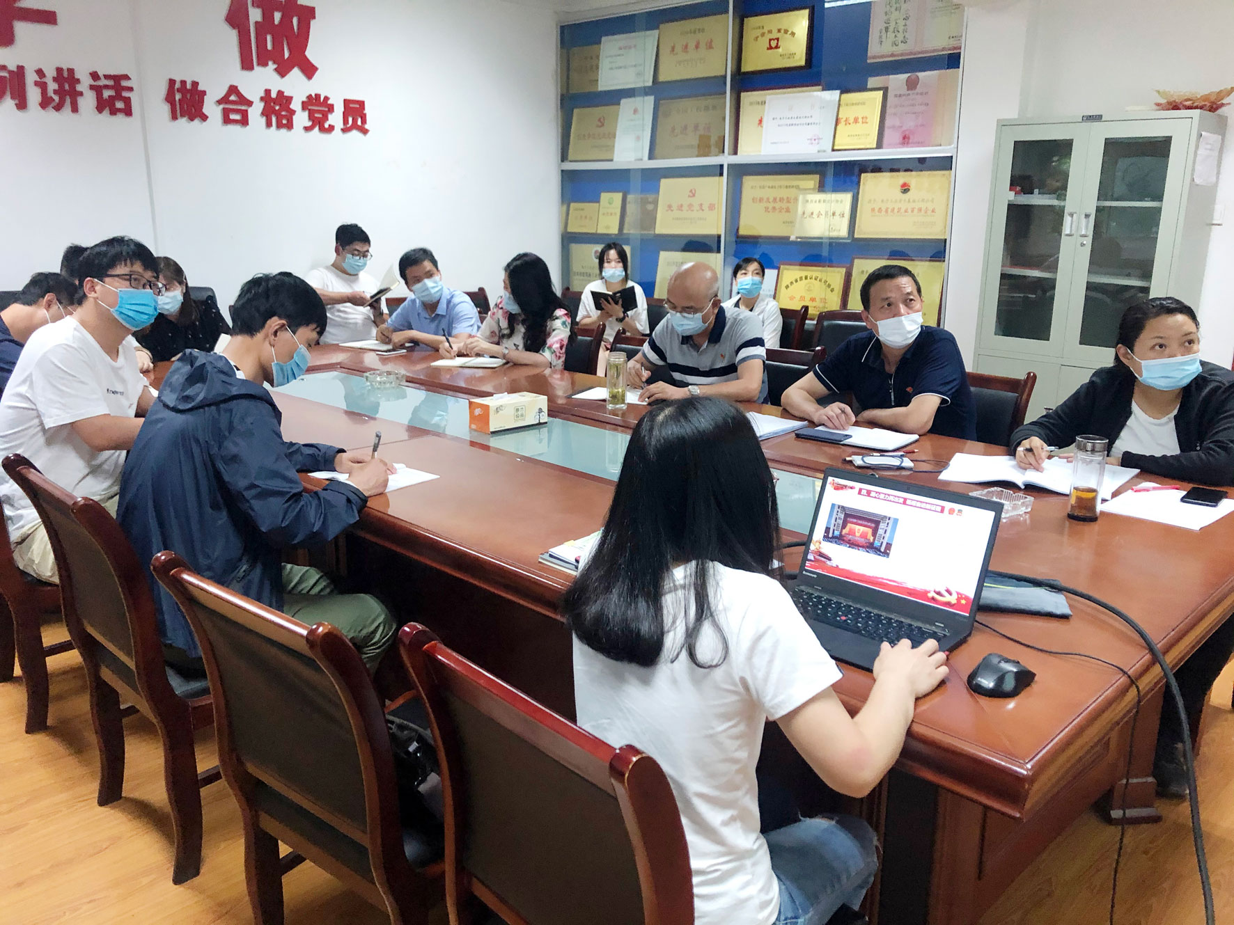 院第二黨支部組織全體黨員深入學(xué)習(xí)貫徹全國(guó)兩會(huì)精神